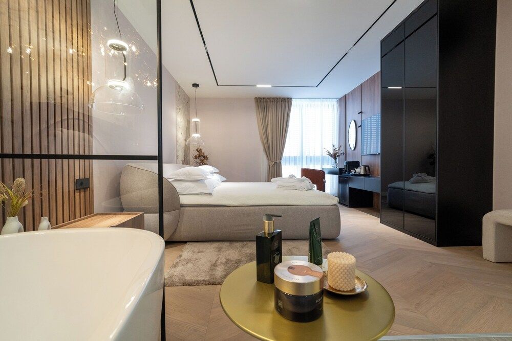 Luxury rooms FOR GIFT Deluxe Double Room with Bathtub, City View 3
