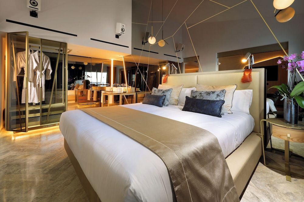 Club Suite - Stage View - Entrance to Ushuaia Club Included