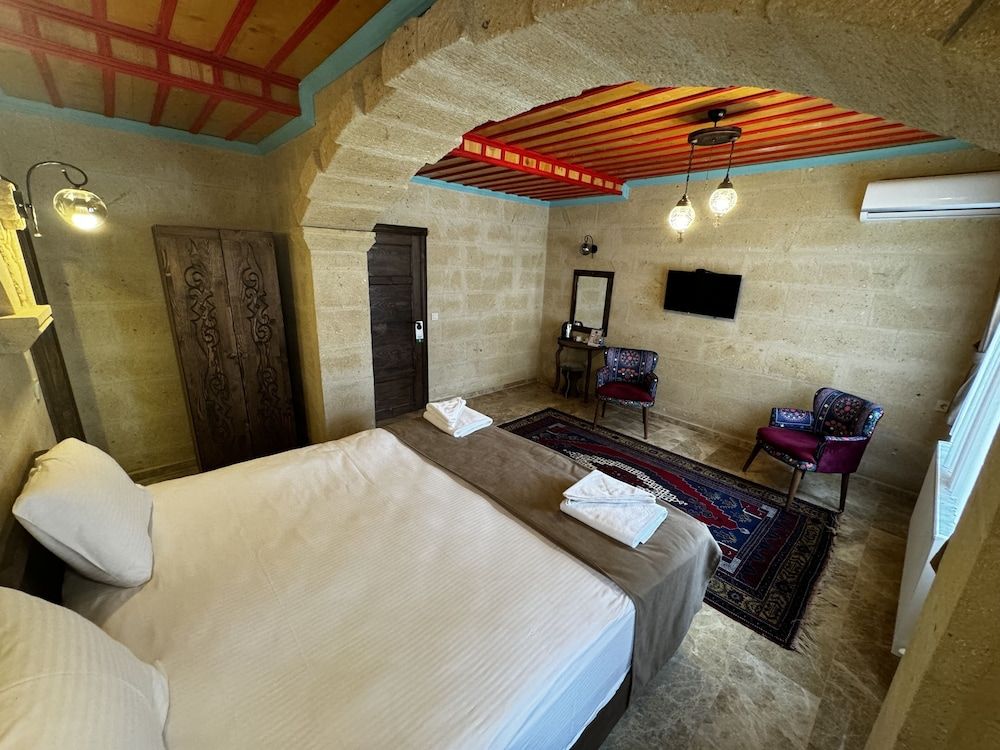 Rustic Caves Comfort Room 9