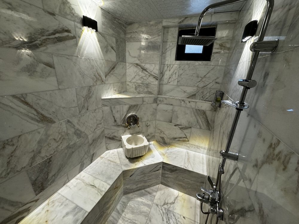 Rustic Caves Comfort Room 8