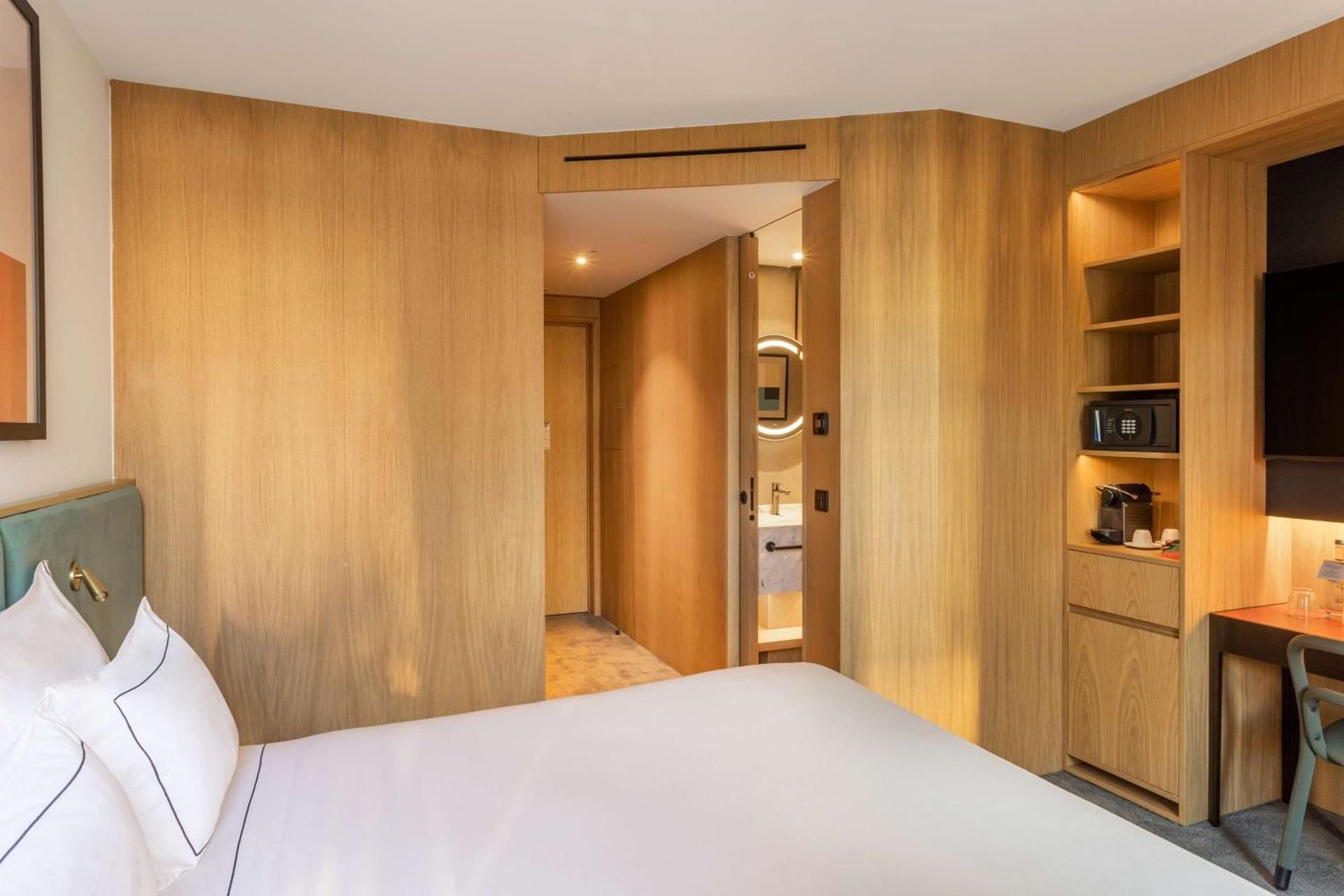 Queen Guest Room with Balcony 