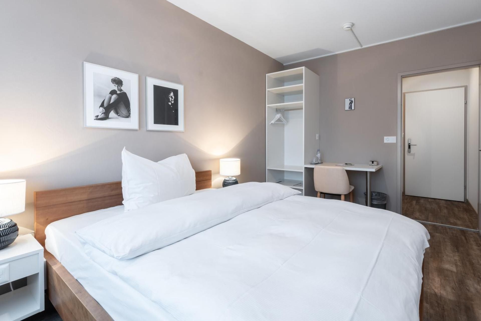 Double Room with Street View and Grandlit 4.6 ft/55in