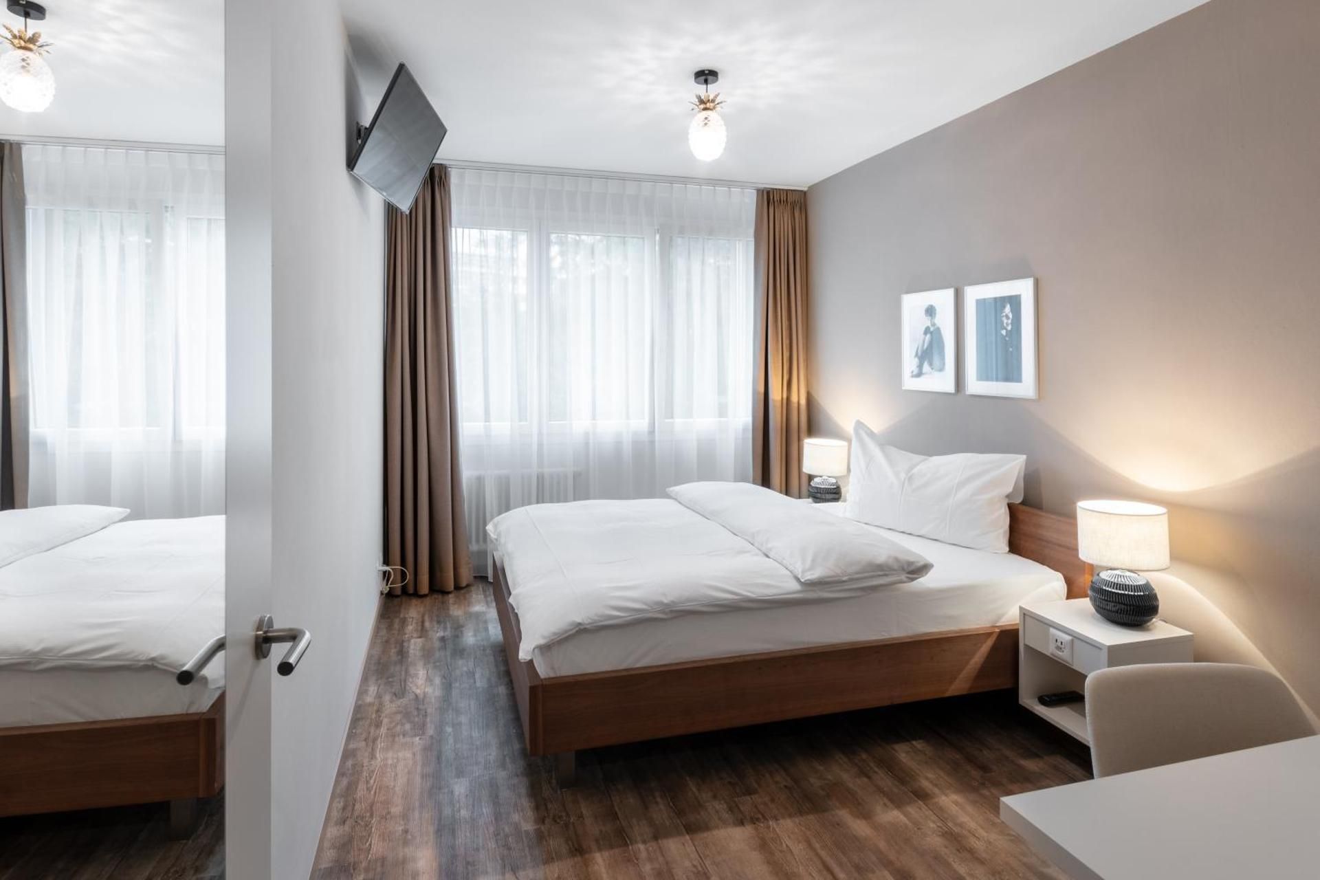 Double Room with Street View and Grandlit 4.6 ft/55in