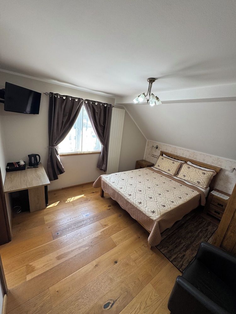 Millenium House Comfort Double Room, Garden View 6