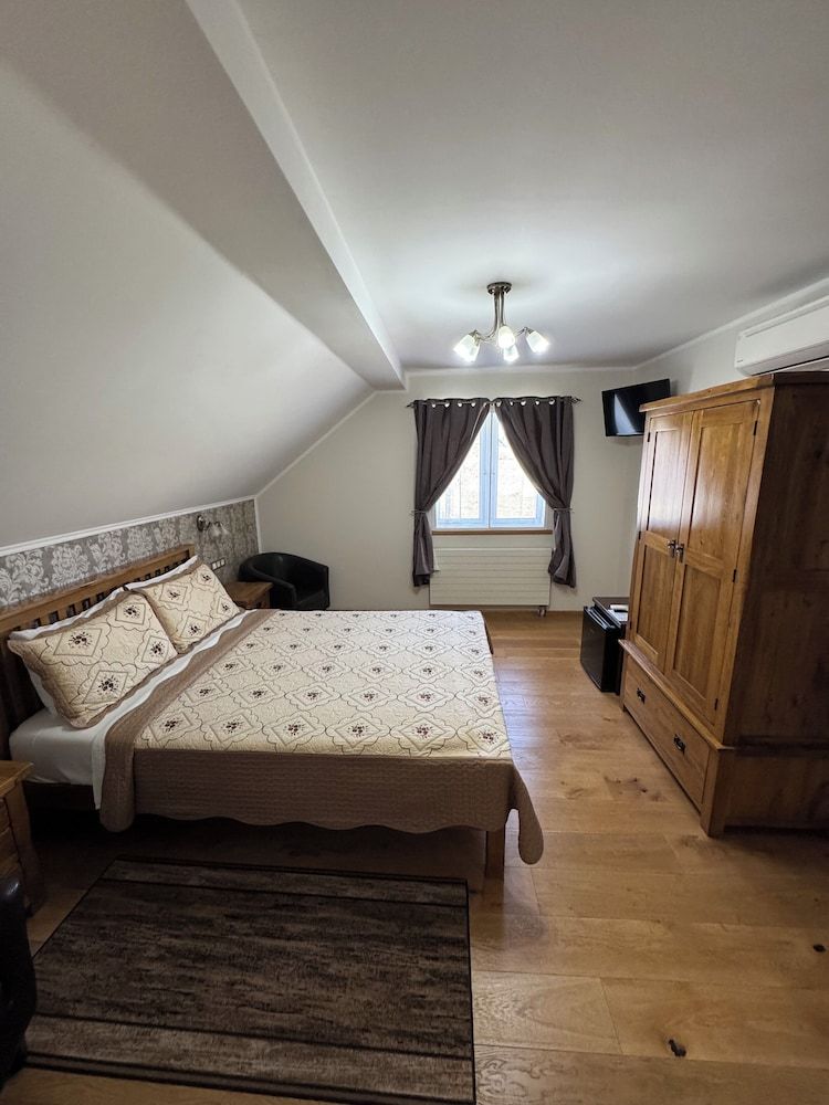 Millenium House Comfort Double Room, Garden View 9