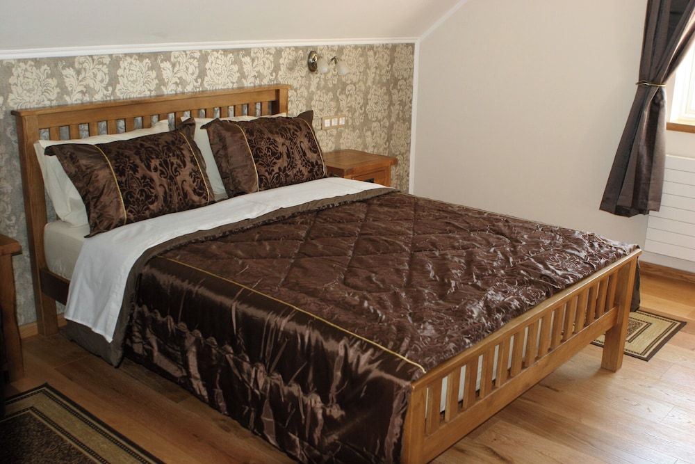 Millenium House Comfort Double Room, Garden View 10