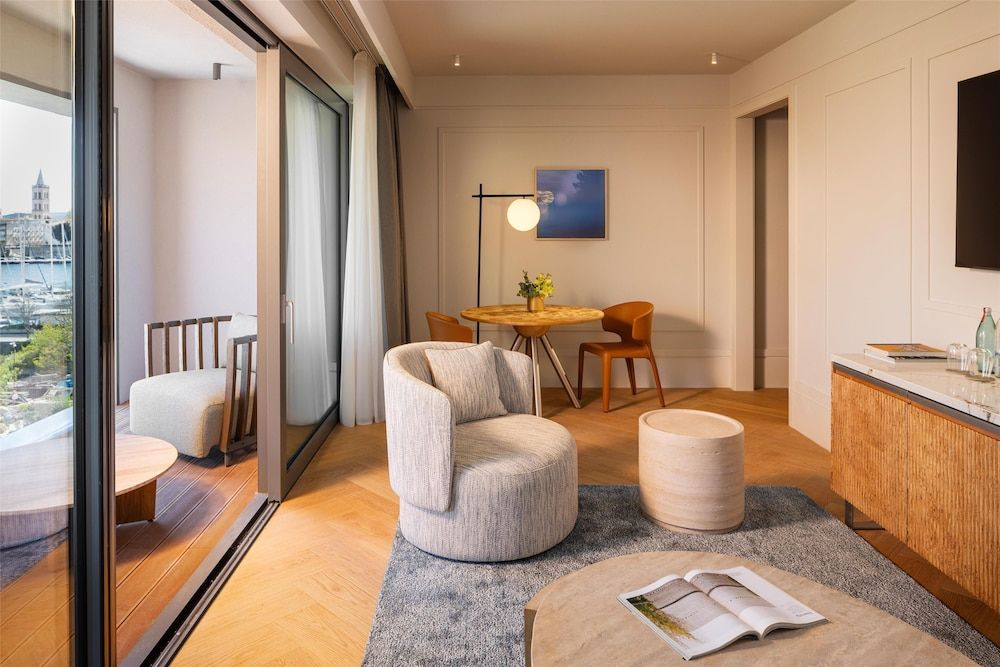 Suite, Balcony (Regency)