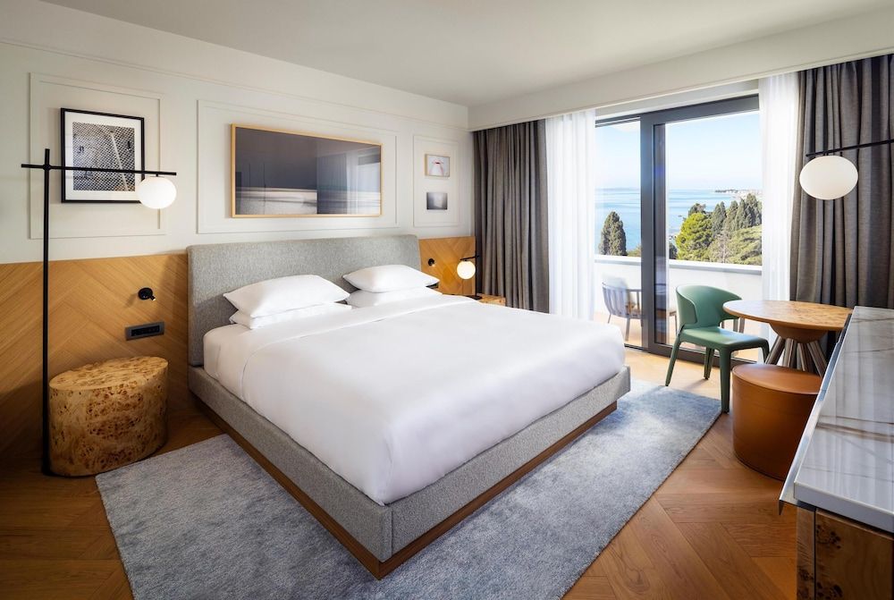 Deluxe Room, 1 King Bed, Balcony, Sea View