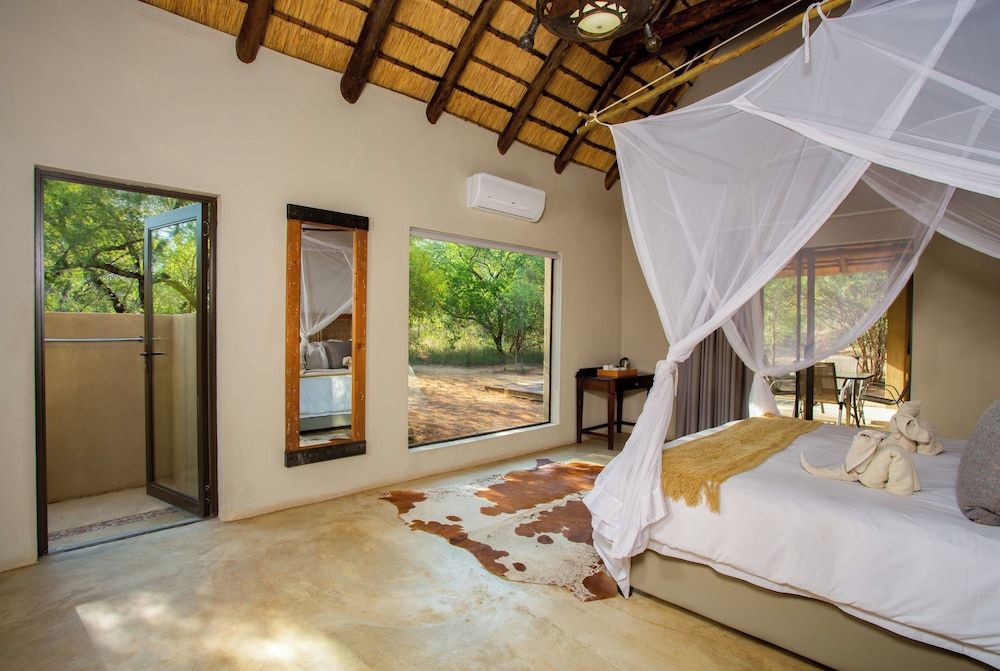 Kubu Bush Lodge Honeymoon Suite, Patio, Pool View 8