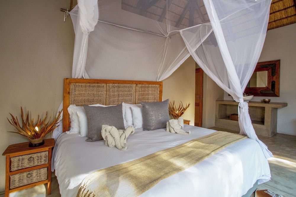 Kubu Bush Lodge Honeymoon Suite, Patio, Pool View 4