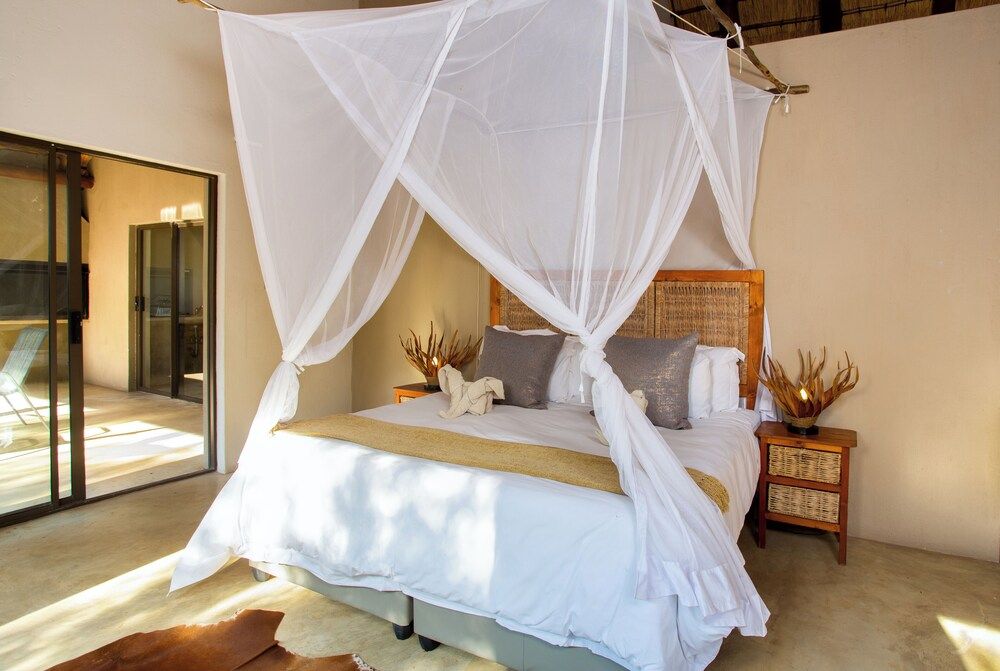 Kubu Bush Lodge Honeymoon Suite, Patio, Pool View 5