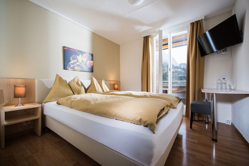 Jungfrau Hotel Economy Double Room with Jungfrau View 8