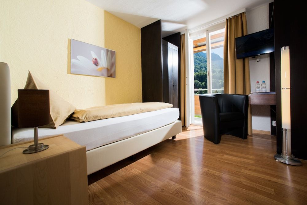 Jungfrau Hotel Panorama Single Room with Jungfrau View 9