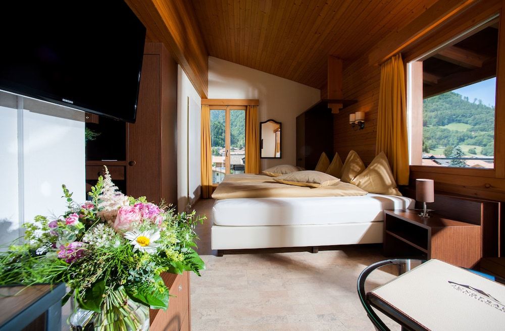 Jungfrau Hotel Comfort Twin Room with Harder View 8