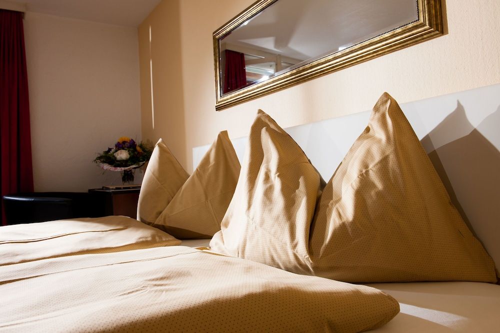 Jungfrau Hotel Comfort Twin Room with Harder View 6
