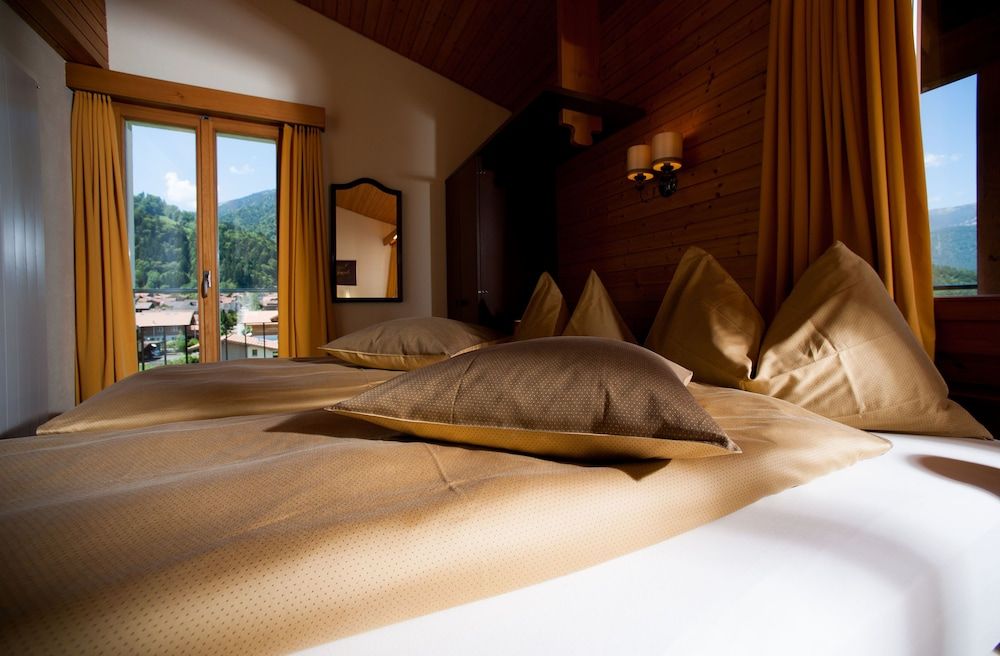 Jungfrau Hotel Comfort Twin Room with Harder View 7