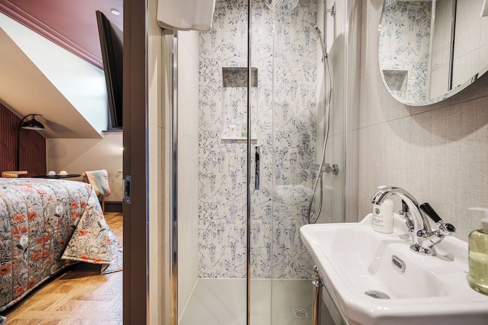 Bonnie Hotel Traditional Suite 9