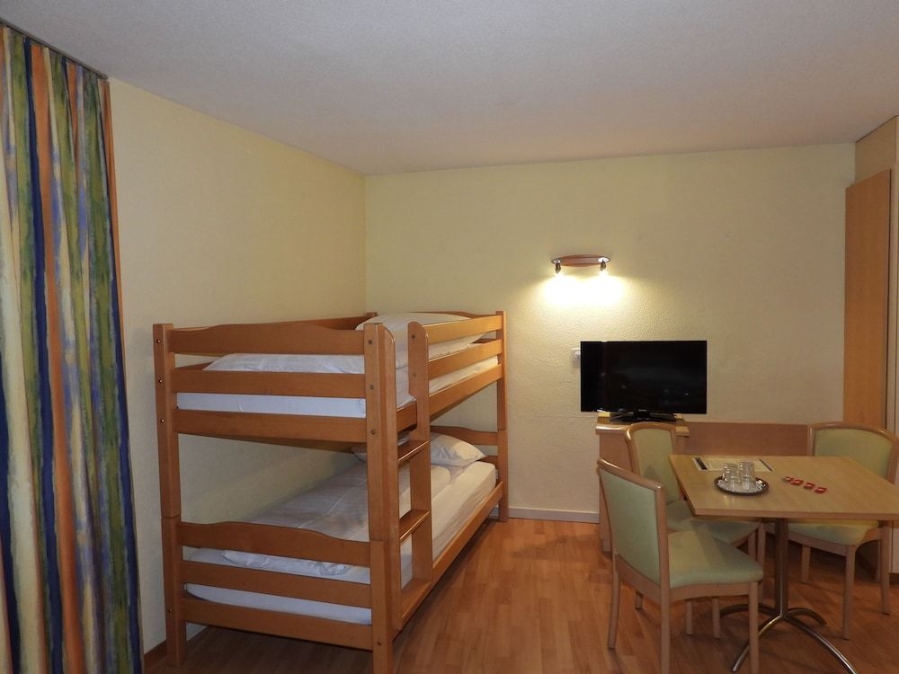 Hotel Sherlock Holmes & Khana Restaurant 200 m Gondola to Hasliberg Ski Family Room 3