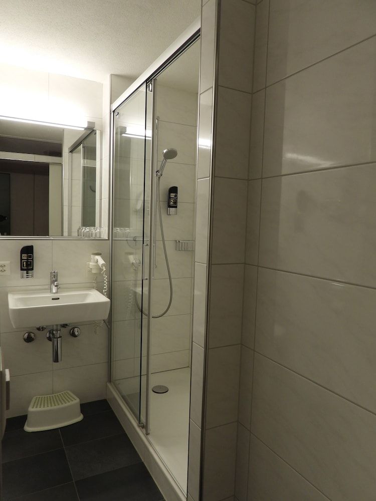 Hotel Sherlock Holmes & Khana Restaurant 200 m Gondola to Hasliberg Ski Family Room 10