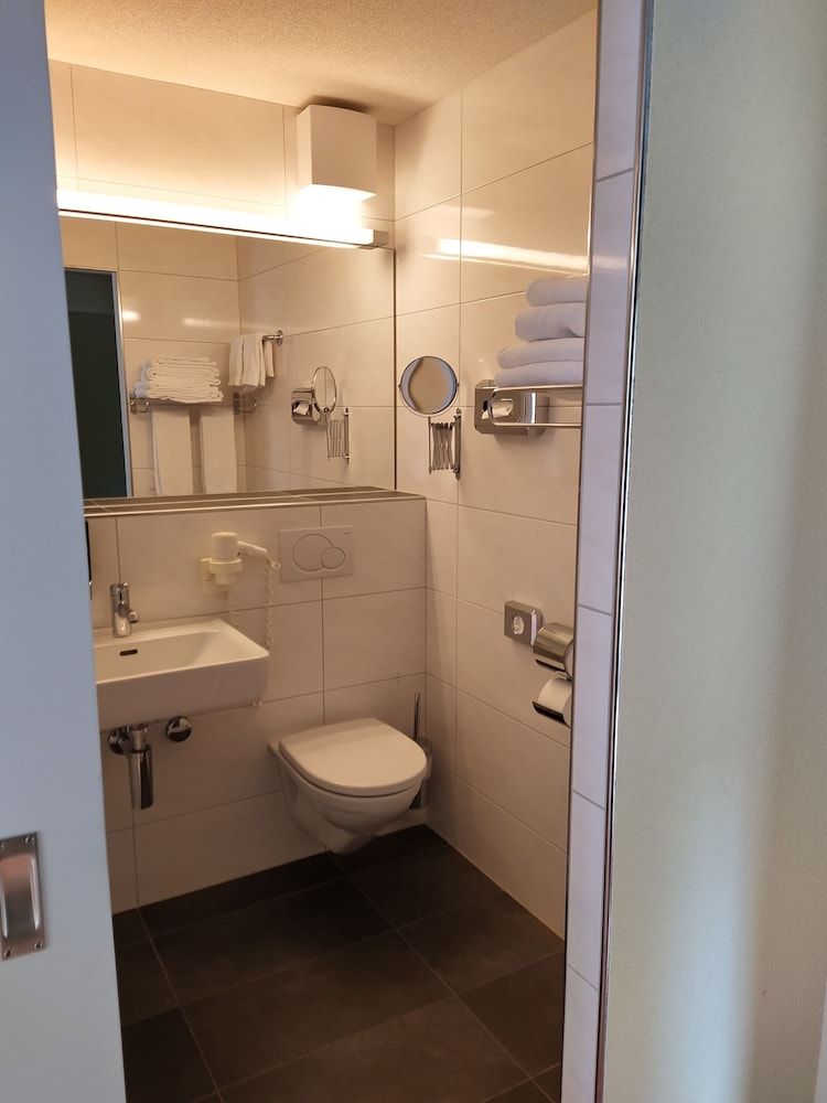 Hotel Sherlock Holmes & Khana Restaurant 200 m Gondola to Hasliberg Ski Economy Double Room 6