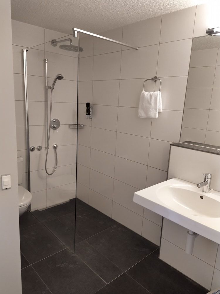 Hotel Sherlock Holmes & Khana Restaurant 200 m Gondola to Hasliberg Ski Economy Double Room 5