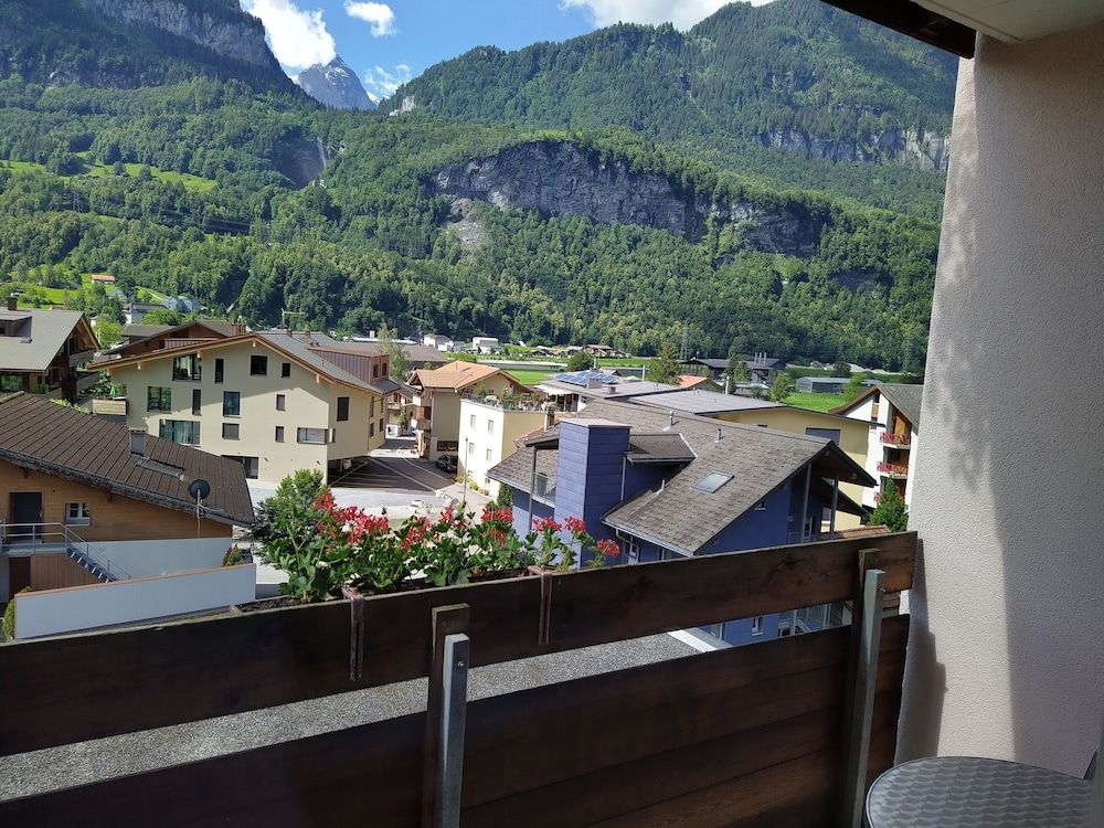 Hotel Sherlock Holmes & Khana Restaurant 200 m Gondola to Hasliberg Ski Deluxe Double Room, 2 Twin Beds 8