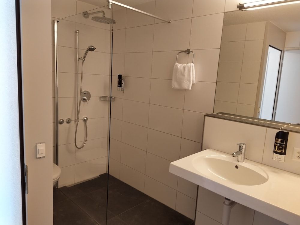 Hotel Sherlock Holmes & Khana Restaurant 200 m Gondola to Hasliberg Ski Family Room 5