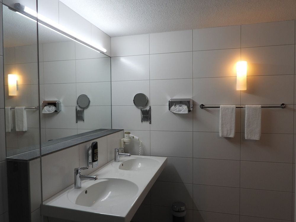 Hotel Sherlock Holmes & Khana Restaurant 200 m Gondola to Hasliberg Ski Family Room 9