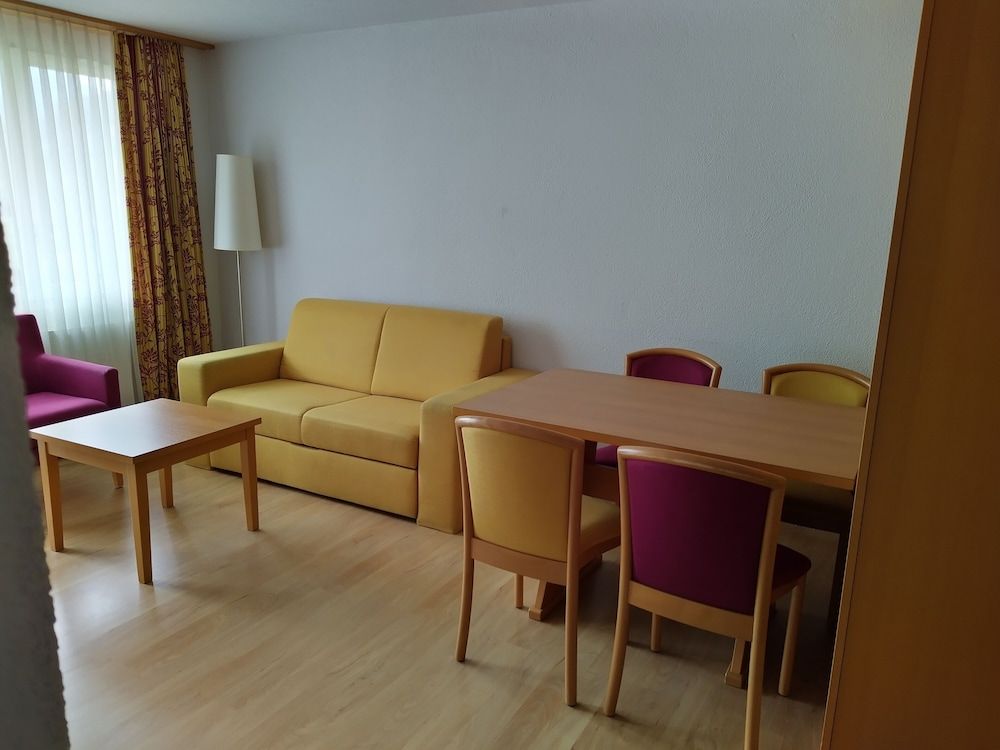 Hotel Sherlock Holmes & Khana Restaurant 200 m Gondola to Hasliberg Ski Family Room 12