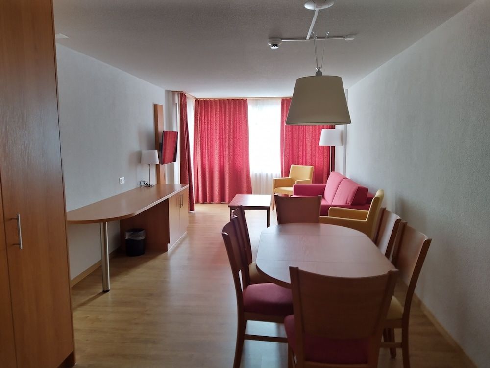 Hotel Sherlock Holmes & Khana Restaurant 200 m Gondola to Hasliberg Ski Family Room 13