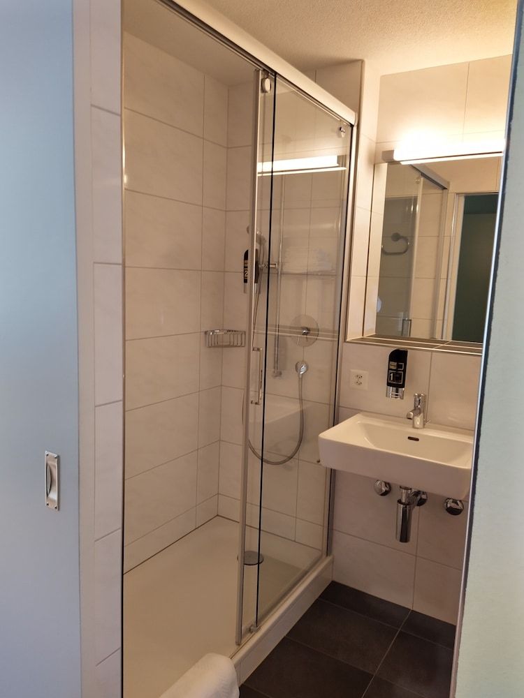 Hotel Sherlock Holmes & Khana Restaurant 200 m Gondola to Hasliberg Ski Deluxe Double Room, 2 Twin Beds 9