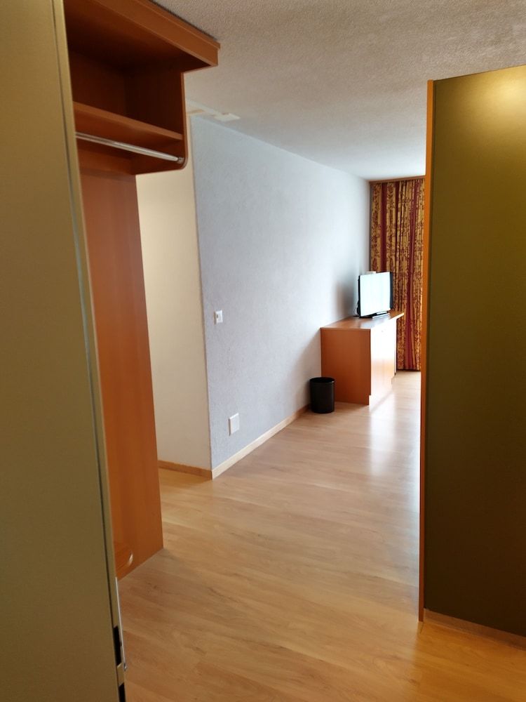 Hotel Sherlock Holmes & Khana Restaurant 200 m Gondola to Hasliberg Ski Family Room 11