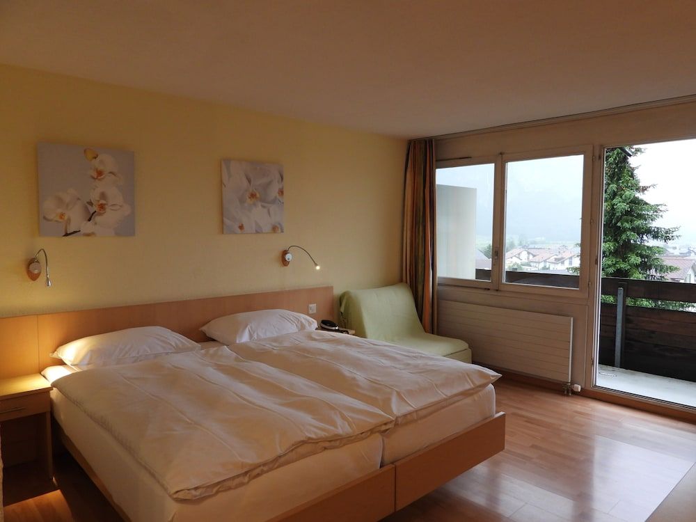 Hotel Sherlock Holmes & Khana Restaurant 200 m Gondola to Hasliberg Ski Deluxe Double Room, 2 Twin Beds 2