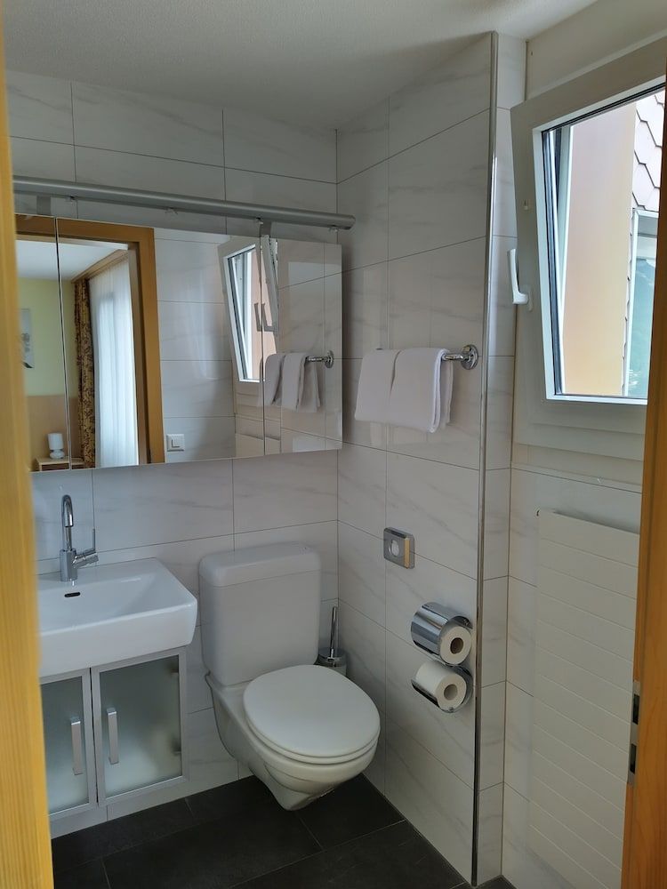 Hotel Sherlock Holmes & Khana Restaurant 200 m Gondola to Hasliberg Ski Family Room 7