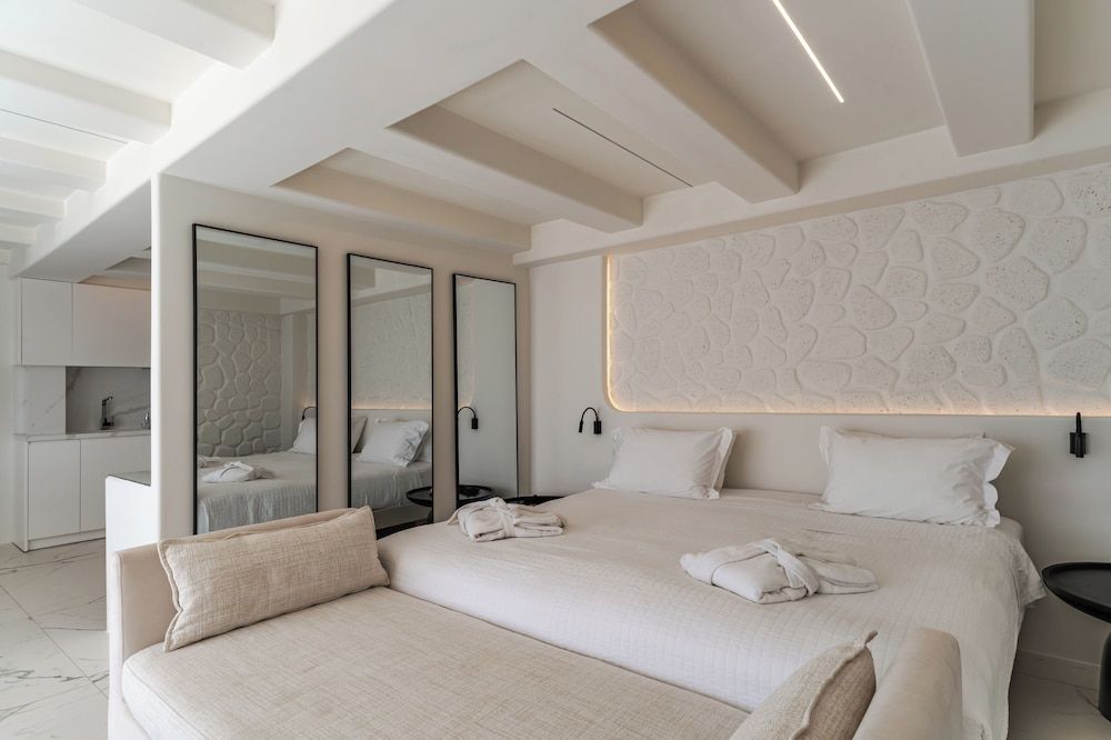 Junior Suite With Hot Tub and Sharing Pool