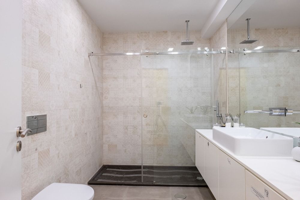 Hola Lisbon Suites Comfort Double Room, Shared Bathroom 8