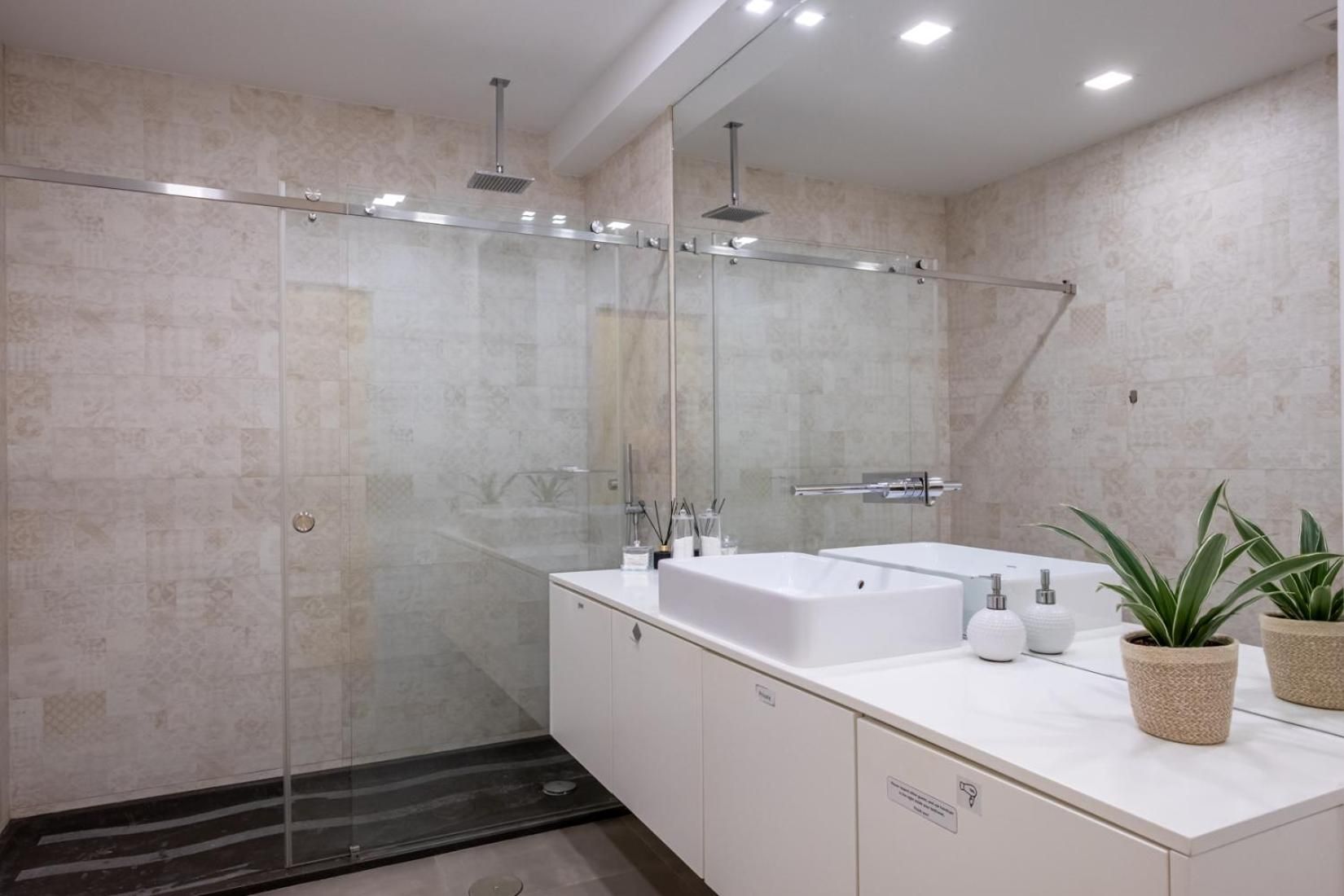 Hola Lisbon Suites Double Room with Shared Bathroom 9