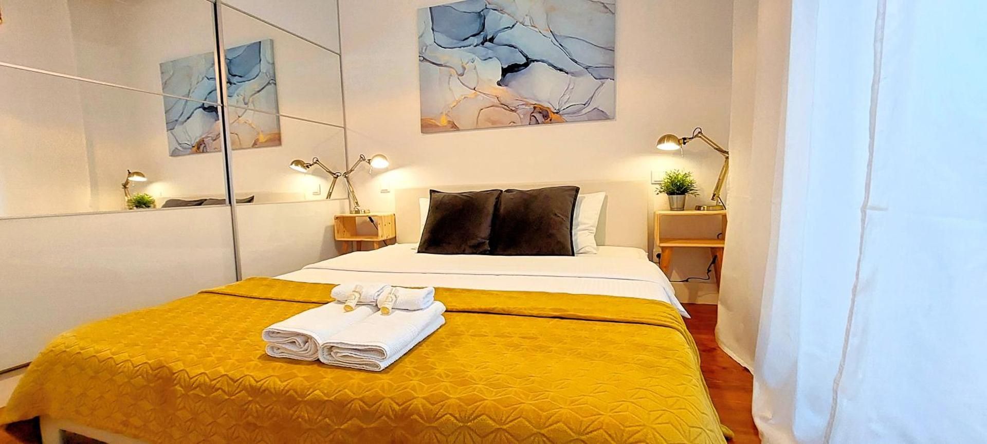 Hola Lisbon Suites Double Room with Shared Bathroom 3