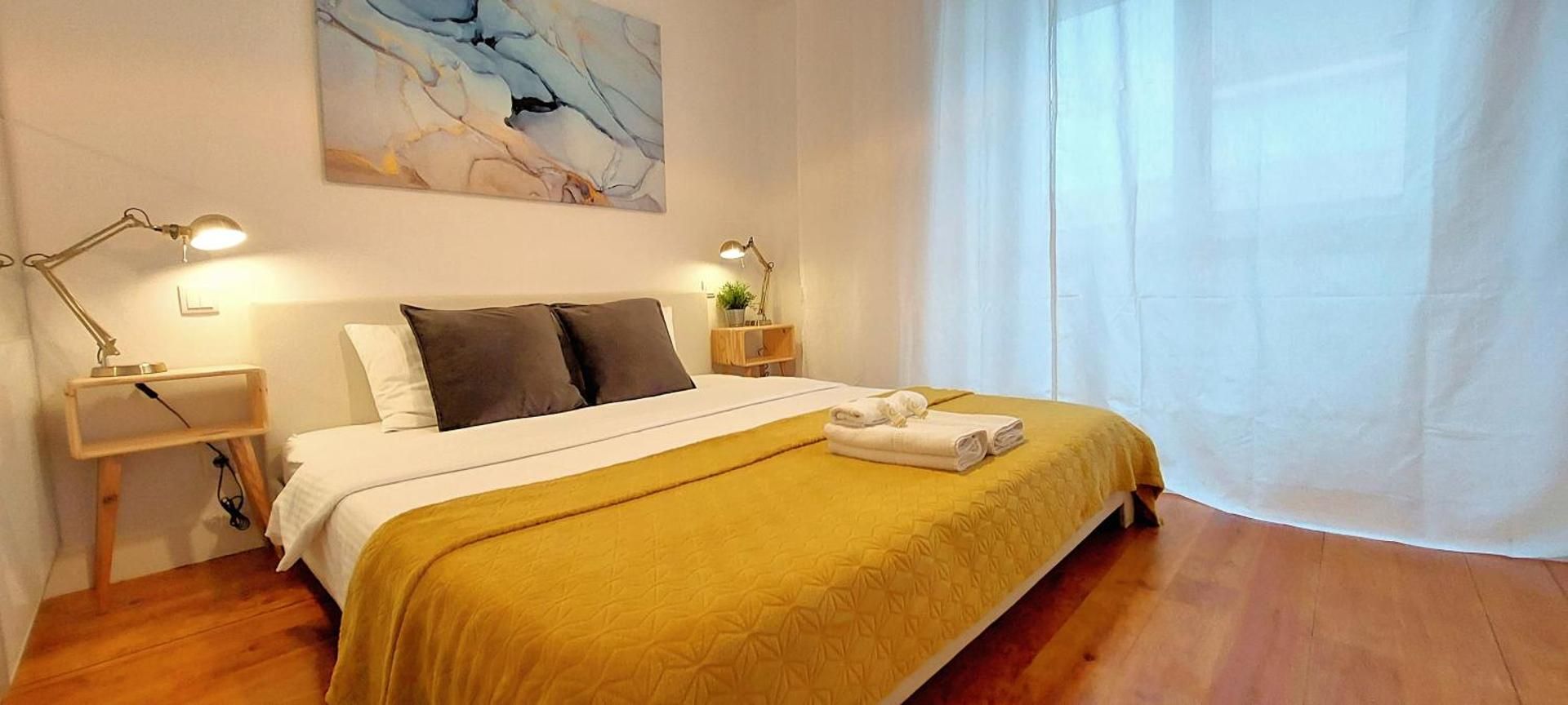 Hola Lisbon Suites Double Room with Shared Bathroom 5