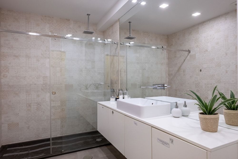 Hola Lisbon Suites Comfort Double Room, Shared Bathroom 7