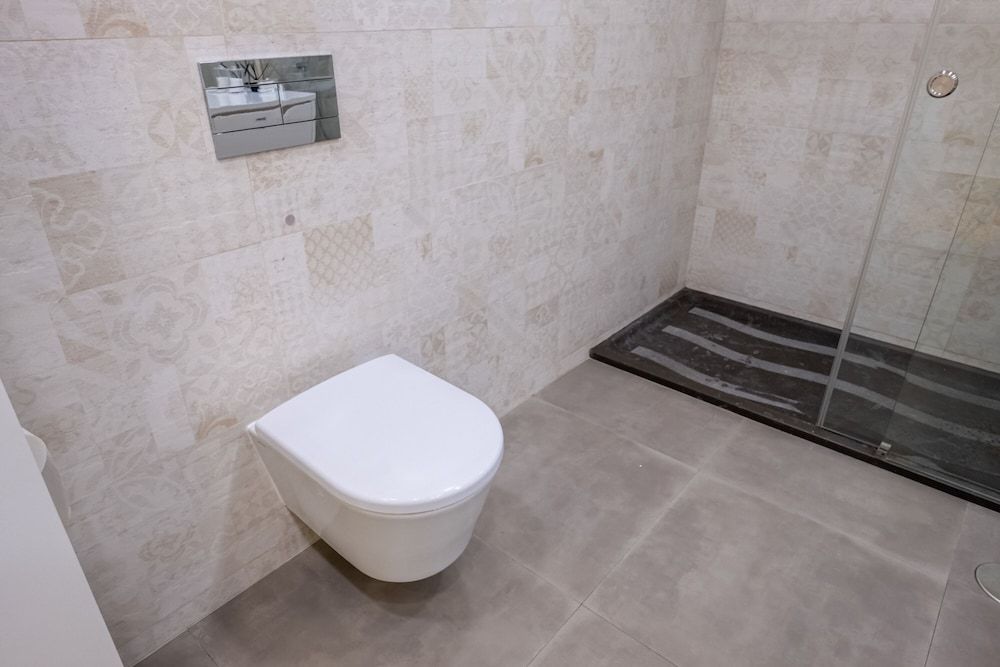 Hola Lisbon Suites Comfort Double Room, Shared Bathroom 9