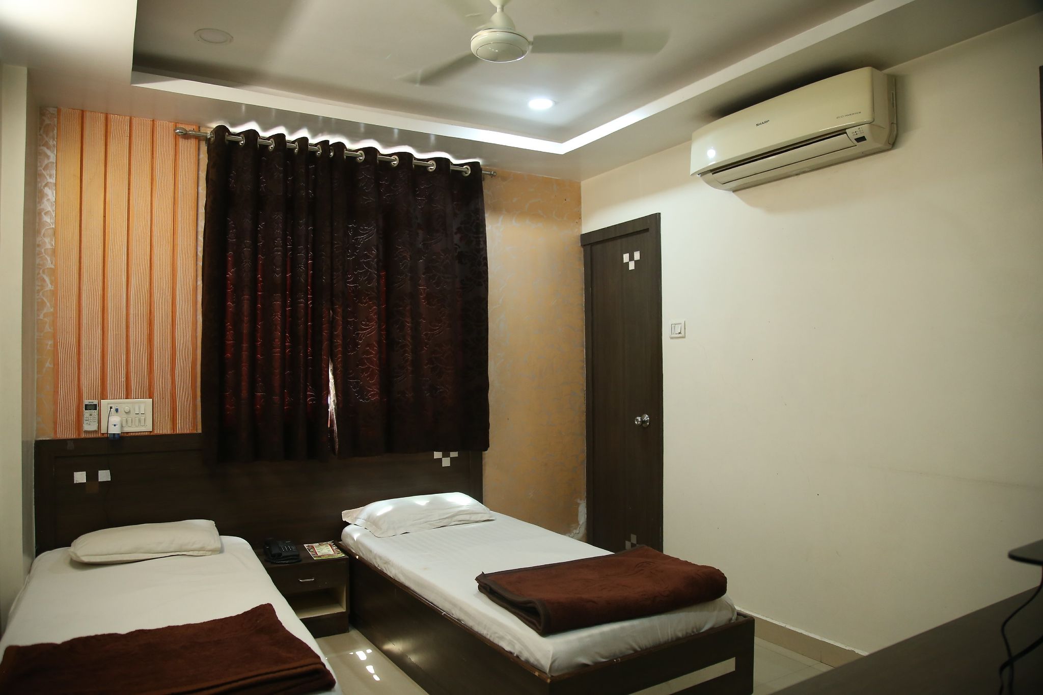 Hotel Raj Mahel AC Deluxe Room 3