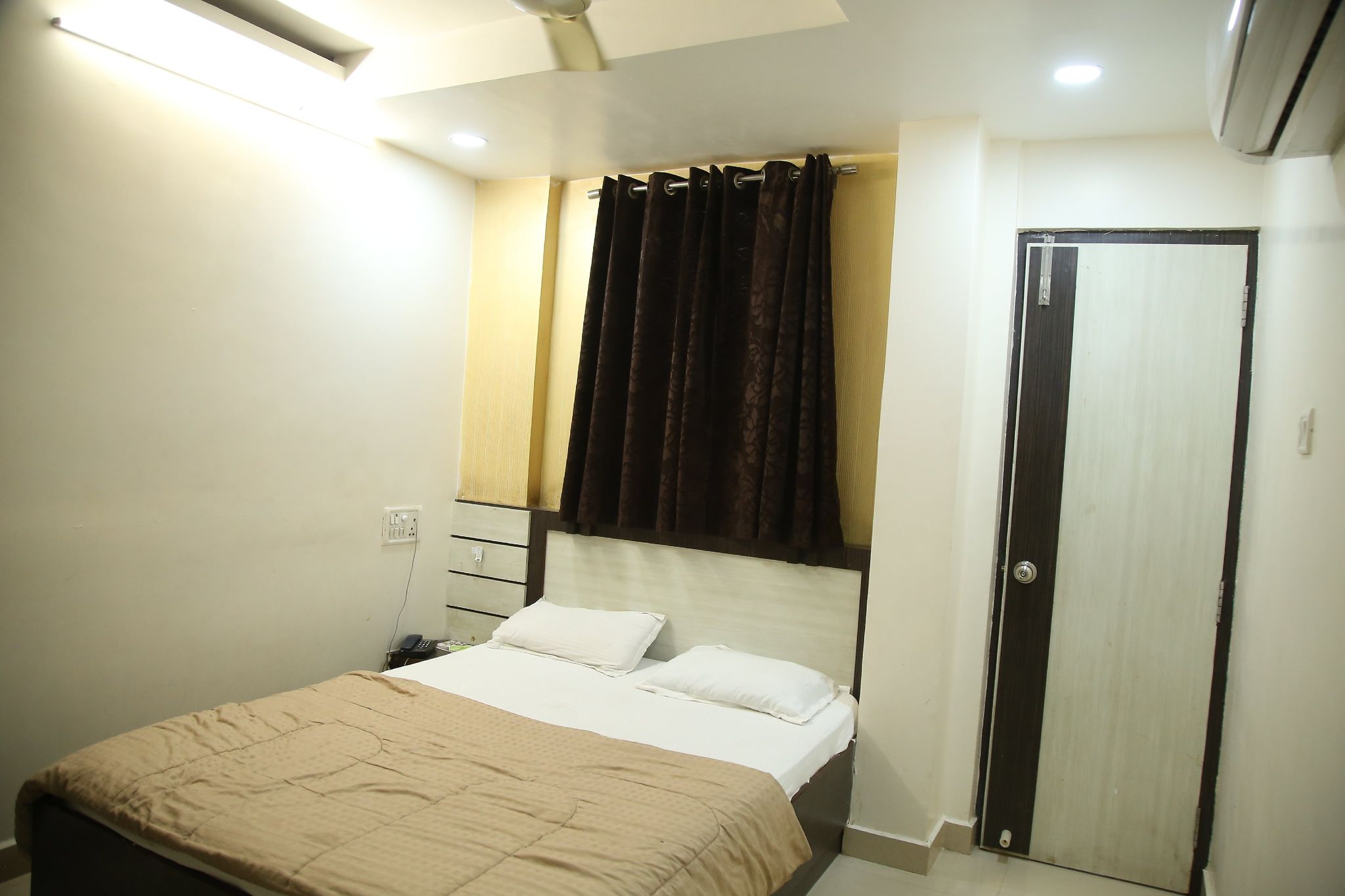 Hotel Raj Mahel AC Deluxe Room 2