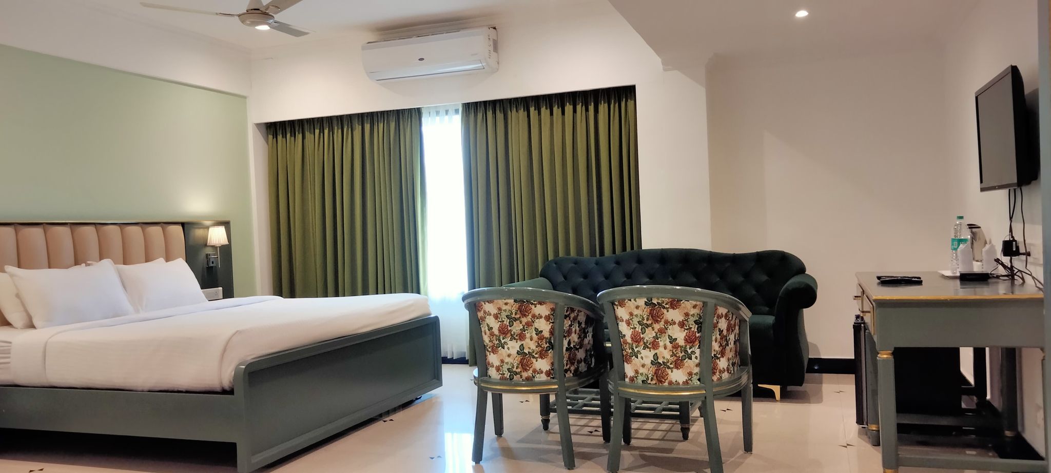 Deluxe Room AC