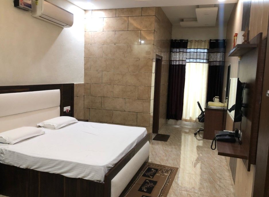 Shivam Lodge Deluxe Luxury Room 2