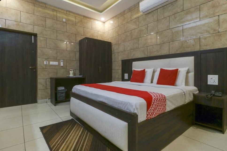 Shivam Lodge Luxury Room 2