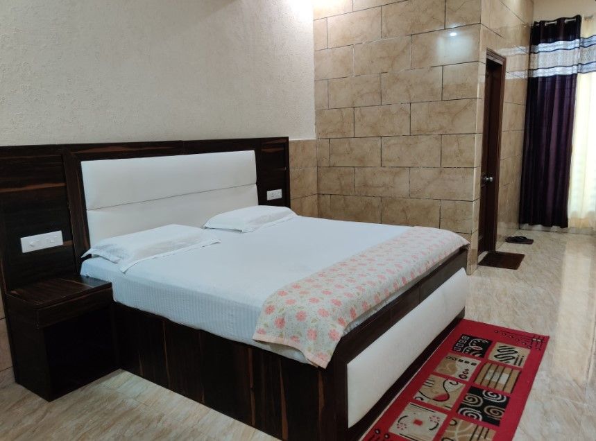 Shivam Lodge Deluxe Luxury Room