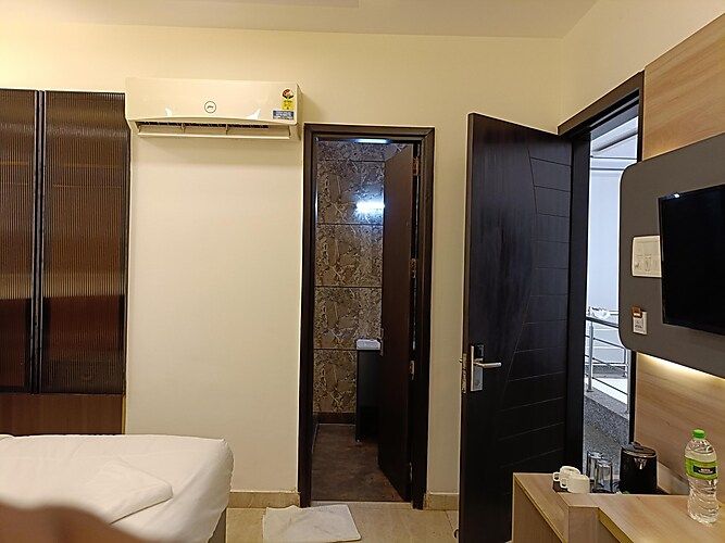 The Royal Oak Premier - Unitech Cyber Park DELUXE ROOM 4