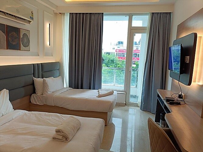 The Royal Oak Premier - Unitech Cyber Park TWIN ROOM 5