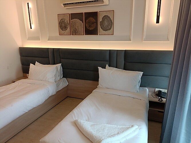 The Royal Oak Premier - Unitech Cyber Park TWIN ROOM